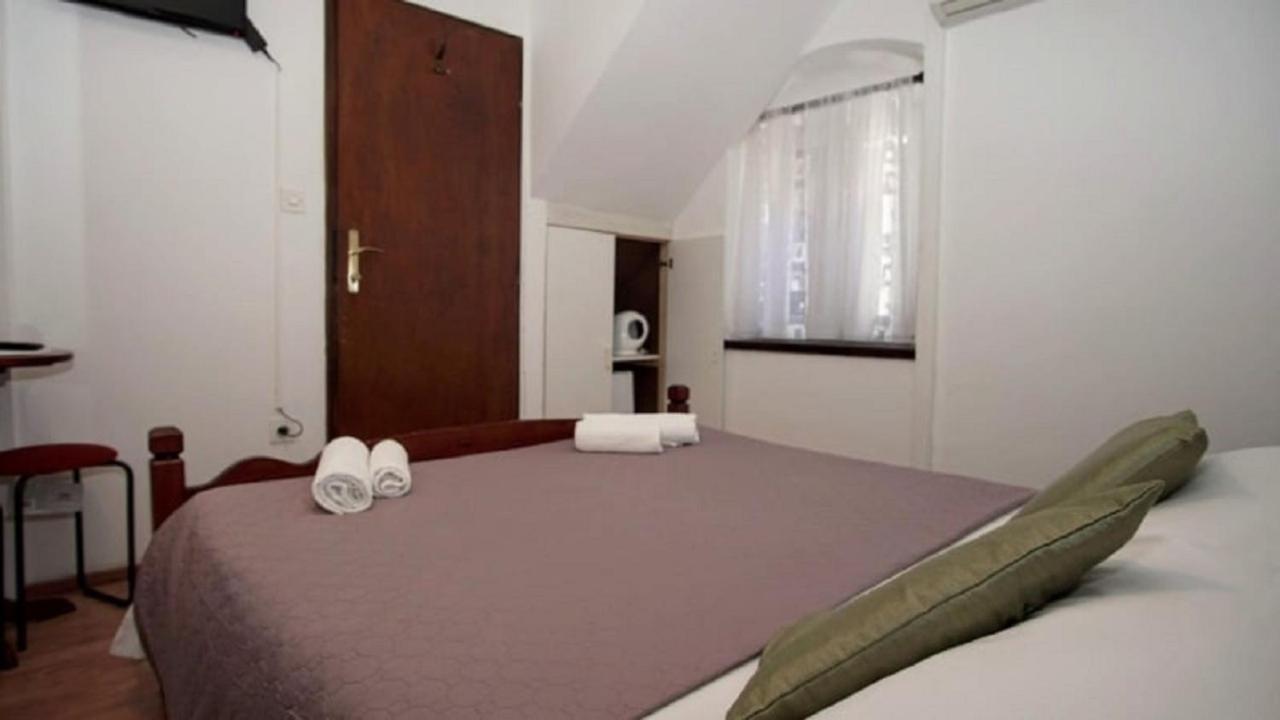 Rooms & Studio Stipcic Trogir Bagian luar foto